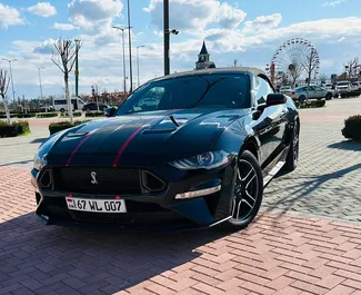 Vooraanzicht van een huurauto Ford Mustang Cabrio in Jerevan, Armenië ✓ Auto #14109. ✓ Transmissie Automatisch TM ✓ 0 beoordelingen.