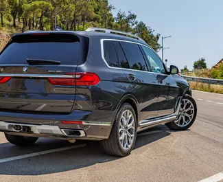 Interieur van BMW X7 te huur in Georgië. Een geweldige auto met 7 zitplaatsen en een Automatisch transmissie.