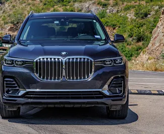 Vooraanzicht van een huurauto BMW X7 in Tbilisi, Georgië ✓ Auto #14115. ✓ Transmissie Automatisch TM ✓ 1 beoordelingen.