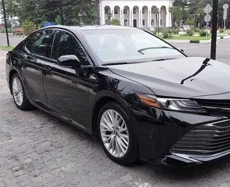 Vooraanzicht van een huurauto Toyota Camry in Koetaisi, Georgië ✓ Auto #14410. ✓ Transmissie Automatisch TM ✓ 0 beoordelingen.