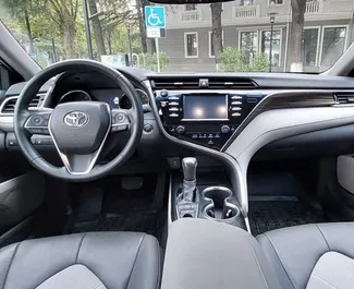Interieur van Toyota Camry te huur in Georgië. Een geweldige auto met 5 zitplaatsen en een Automatisch transmissie.