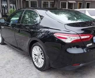 Toyota Camry 2019 beschikbaar voor verhuur in Koetaisi, met een kilometerlimiet van onbeperkt.