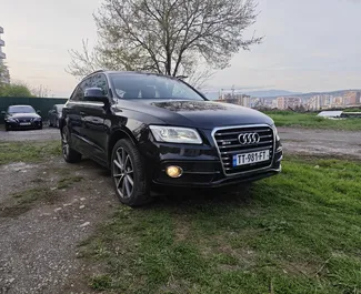 Vooraanzicht van een huurauto Audi Q5 in Tbilisi, Georgië ✓ Auto #14155. ✓ Transmissie Automatisch TM ✓ 0 beoordelingen.
