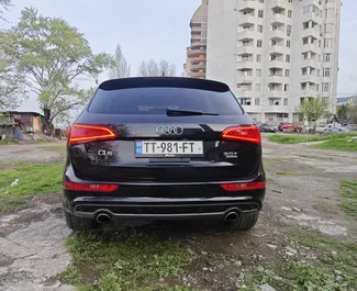 Interieur van Audi Q5 te huur in Georgië. Een geweldige auto met 5 zitplaatsen en een Automatisch transmissie.