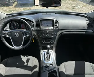 Diesel motor van 2,0L van Opel Insignia Sports Tourer 2011 te huur op de luchthaven van Tirana.