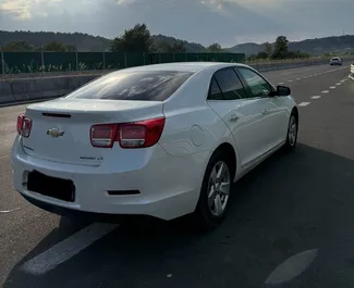 Vooraanzicht van een huurauto Chevrolet Malibu in Durrës, Albanië ✓ Auto #14057. ✓ Transmissie Automatisch TM ✓ 0 beoordelingen.
