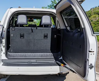 Interieur van Lexus GX460 te huur in Georgië. Een geweldige auto met 7 zitplaatsen en een Automatisch transmissie.