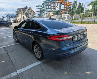 Vooraanzicht van een huurauto Ford Fusion Sedan in Tbilisi, Georgië ✓ Auto #14119. ✓ Transmissie Automatisch TM ✓ 0 beoordelingen.