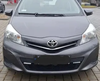 Vooraanzicht van een huurauto Toyota Yaris in Tirana, Albanië ✓ Auto #14302. ✓ Transmissie Handmatig TM ✓ 0 beoordelingen.