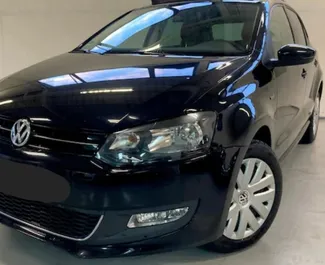 Vooraanzicht van een huurauto Volkswagen Polo in Tirana, Albanië ✓ Auto #14303. ✓ Transmissie Handmatig TM ✓ 0 beoordelingen.