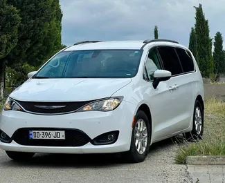 Vooraanzicht van een huurauto Chrysler Voyager in Tbilisi, Georgië ✓ Auto #14123. ✓ Transmissie Automatisch TM ✓ 0 beoordelingen.