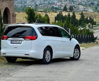 Autohuur Chrysler Voyager 2021 in in Georgië, met Benzine brandstof en 287 pk ➤ Vanaf 205 GEL per dag.