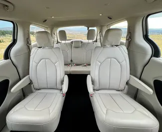 Verhuur Chrysler Voyager. Comfort, Minivan Auto te huur in Georgië ✓ Borg van Borg van 410 GEL ✓ Verzekeringsmogelijkheden TPL, CDW.
