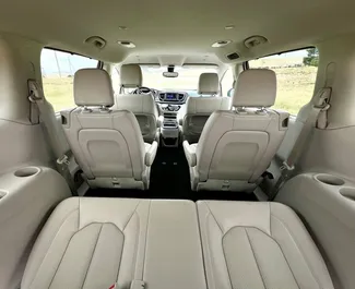 Interieur van Chrysler Voyager te huur in Georgië. Een geweldige auto met 7 zitplaatsen en een Automatisch transmissie.