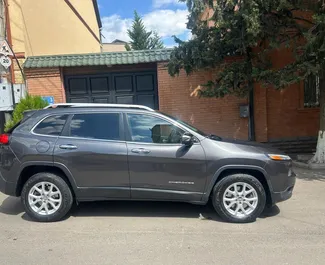 Vooraanzicht van een huurauto Jeep Cherokee in Tbilisi, Georgië ✓ Auto #14414. ✓ Transmissie Automatisch TM ✓ 0 beoordelingen.