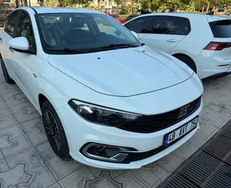 Vooraanzicht van een huurauto Fiat Egea in Fethiye, Turkije ✓ Auto #14417. ✓ Transmissie Handmatig TM ✓ 0 beoordelingen.