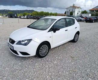 Vooraanzicht van een huurauto SEAT Ibiza in Tirana, Albanië ✓ Auto #11307. ✓ Transmissie Handmatig TM ✓ 0 beoordelingen.