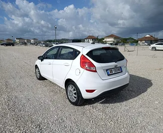 Verhuur Ford Fiesta. Economy Auto te huur in Albanië ✓ Borg van Borg van 100 EUR ✓ Verzekeringsmogelijkheden TPL, FDW, Buitenland, Jonge.