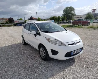 Vooraanzicht van een huurauto Ford Fiesta in Tirana, Albanië ✓ Auto #10600. ✓ Transmissie Automatisch TM ✓ 1 beoordelingen.