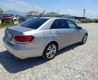 Diesel motor van 2,2L van Mercedes-Benz E220 2016 te huur in Tirana.