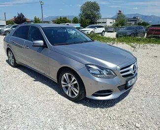 Vooraanzicht van een huurauto Mercedes-Benz E220 in Tirana, Albanië ✓ Auto #13170. ✓ Transmissie Automatisch TM ✓ 0 beoordelingen.
