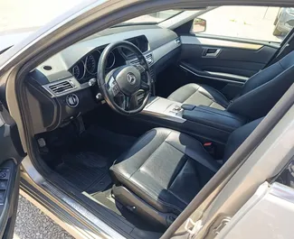 Mercedes-Benz E220 2016 beschikbaar voor verhuur in Tirana, met een kilometerlimiet van onbeperkt.