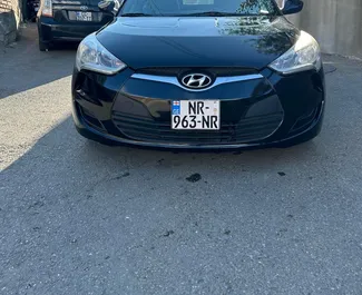 Vooraanzicht van een huurauto Hyundai Veloster in Tbilisi, Georgië ✓ Auto #14413. ✓ Transmissie Automatisch TM ✓ 0 beoordelingen.