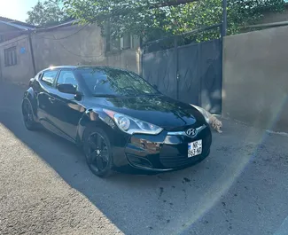 Interieur van Hyundai Veloster te huur in Georgië. Een geweldige auto met 4 zitplaatsen en een Automatisch transmissie.