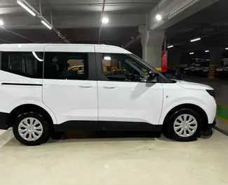 Vooraanzicht van een huurauto Ford Tourneo Courier op de luchthaven van Antalya, Turkije ✓ Auto #14141. ✓ Transmissie Automatisch TM ✓ 0 beoordelingen.