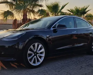 Vooraanzicht van een huurauto Tesla Model 3 in Alicante, Spanje ✓ Auto #14164. ✓ Transmissie Automatisch TM ✓ 0 beoordelingen.