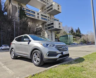 Vooraanzicht van een huurauto Hyundai Santa Fe in Tbilisi, Georgië ✓ Auto #14135. ✓ Transmissie Automatisch TM ✓ 0 beoordelingen.