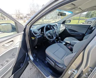 Benzine motor van 2,4L van Hyundai Santa Fe 2017 te huur in Tbilisi.