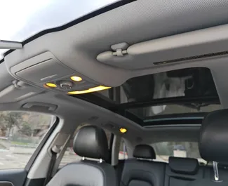 Interieur van Audi Q5 te huur in Georgië. Een geweldige auto met 5 zitplaatsen en een Automatisch transmissie.