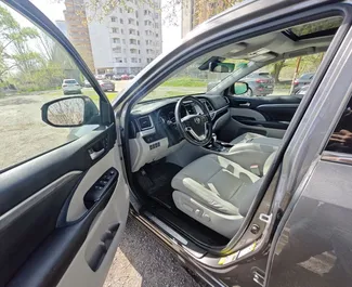 Autohuur Toyota Highlander 2017 in in Georgië, met Benzine brandstof en 249 pk ➤ Vanaf 130 GEL per dag.