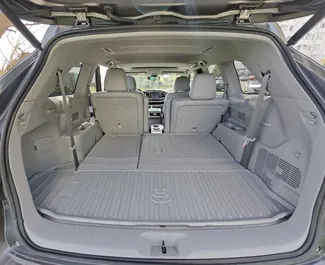 Benzine motor van 3,5L van Toyota Highlander 2017 te huur in Tbilisi.