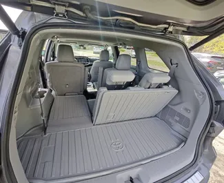 Toyota Highlander 2017 beschikbaar voor verhuur in Tbilisi, met een kilometerlimiet van onbeperkt.