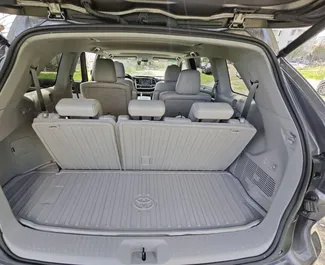 Interieur van Toyota Highlander te huur in Georgië. Een geweldige auto met 7 zitplaatsen en een Automatisch transmissie.