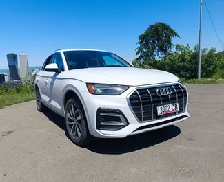 Vooraanzicht van een huurauto Audi Q5 in Tbilisi, Georgië ✓ Auto #14162. ✓ Transmissie Automatisch TM ✓ 0 beoordelingen.