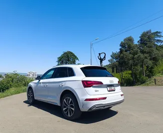Benzine motor van 2,0L van Audi Q5 2021 te huur in Tbilisi.