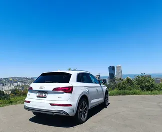 Interieur van Audi Q5 te huur in Georgië. Een geweldige auto met 5 zitplaatsen en een Automatisch transmissie.