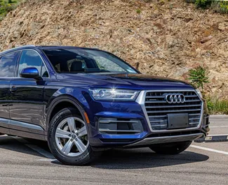 Vooraanzicht van een huurauto Audi Q7 in Tbilisi, Georgië ✓ Auto #14117. ✓ Transmissie Automatisch TM ✓ 1 beoordelingen.