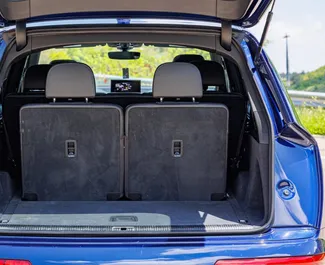 Interieur van Audi Q7 te huur in Georgië. Een geweldige auto met 7 zitplaatsen en een Automatisch transmissie.