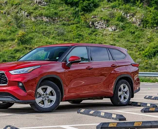 Vooraanzicht van een huurauto Toyota Highlander in Tbilisi, Georgië ✓ Auto #14126. ✓ Transmissie Automatisch TM ✓ 0 beoordelingen.