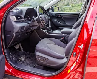 Benzine motor van 3,5L van Toyota Highlander 2020 te huur in Tbilisi.