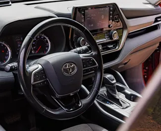 Toyota Highlander 2020 beschikbaar voor verhuur in Tbilisi, met een kilometerlimiet van onbeperkt.