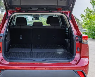 Interieur van Toyota Highlander te huur in Georgië. Een geweldige auto met 7 zitplaatsen en een Automatisch transmissie.