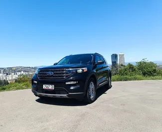 Interieur van Ford Explorer te huur in Georgië. Een geweldige auto met 6 zitplaatsen en een Automatisch transmissie.