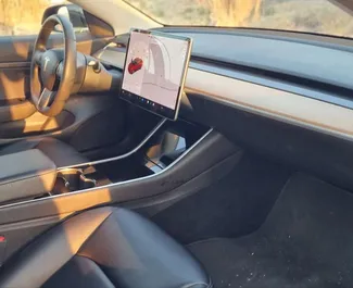 Autohuur Tesla Model 3 2021 in in Spanje, met Elektriciteit brandstof en 225 pk ➤ Vanaf 50 EUR per dag.
