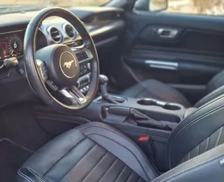 Interieur van Ford Mustang Coupe te huur in Spanje. Een geweldige auto met 4 zitplaatsen en een Automatisch transmissie.