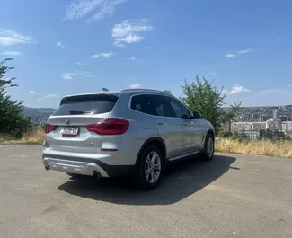 Interieur van BMW X3 te huur in Georgië. Een geweldige auto met 5 zitplaatsen en een Automatisch transmissie.